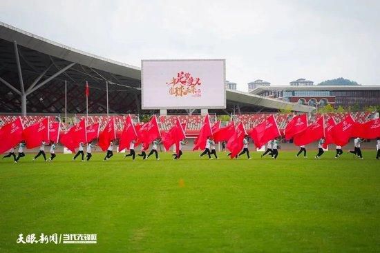 第69分钟，萨拉赫右路传中被挡了一下，路易斯-迪亚斯头球攻门顶高。